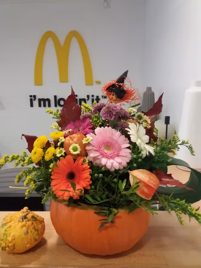 Aranjament floral corporate realizat de Sara's Gardens