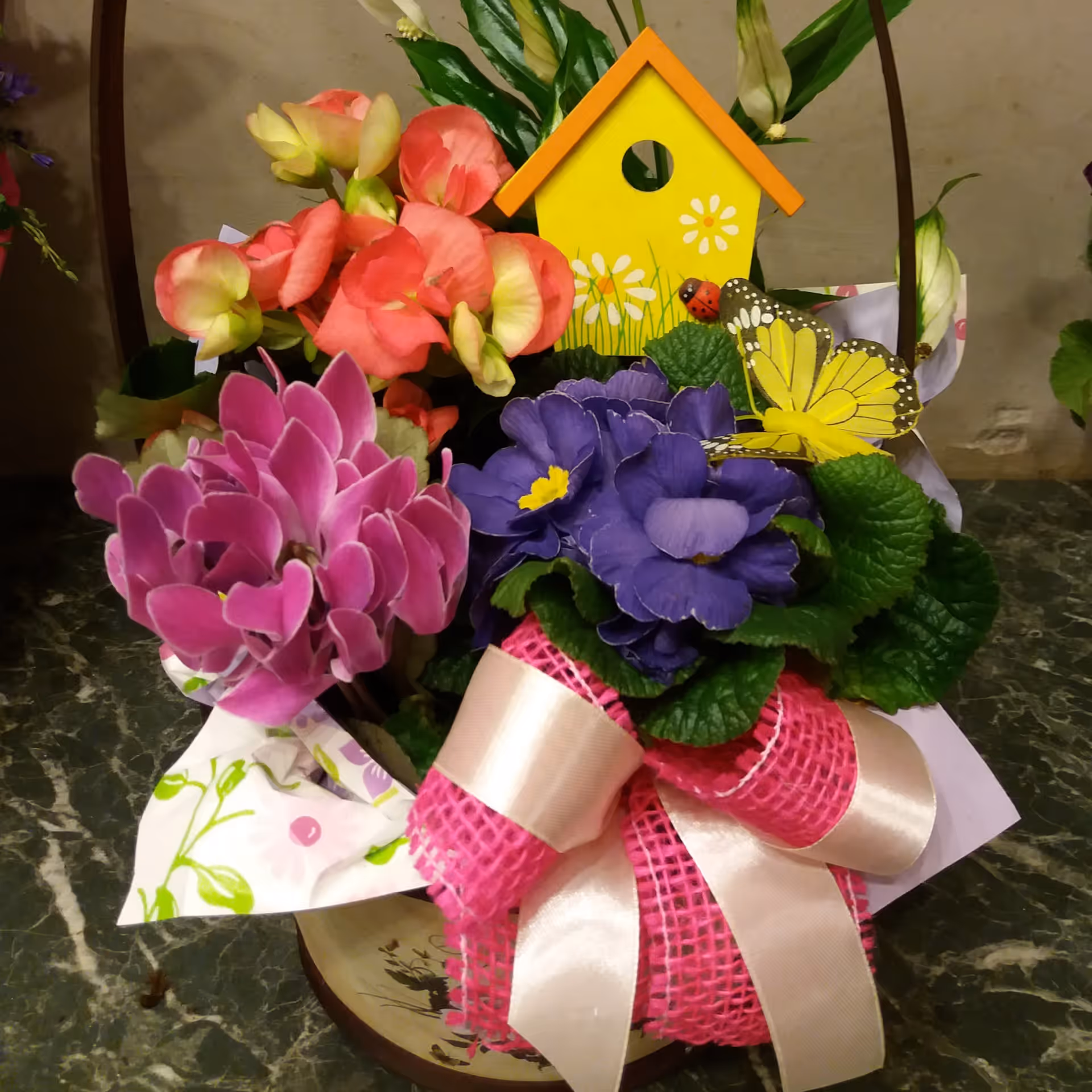 Aranjament floral în coș realizat de Sara's Gardens