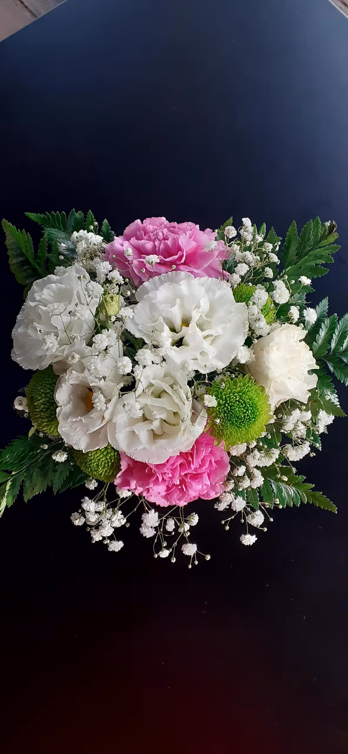 Aranjament floral de masă cu garoafe și lisianthus, realizat de Sara's Gardens
